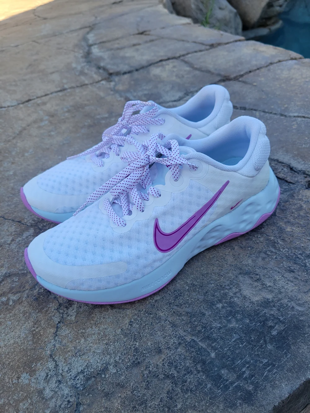 Nike Women’s White Running Shoes with Purple Accent like brand new - Picture 1 of 4